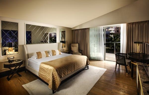 Superior Kara Manzaralı Oda 1