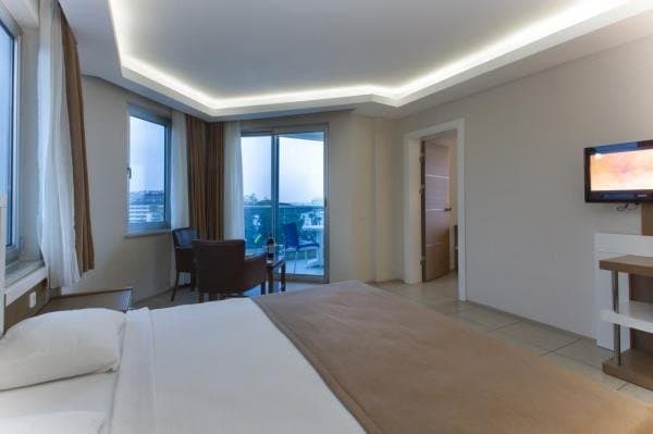 Üç Kişilik Oda Deniz Manzaralı Balkonlu  2