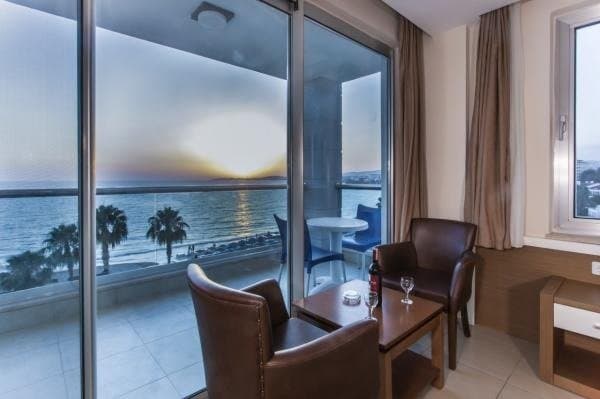 Üç Kişilik Oda Deniz Manzaralı Balkonlu  3