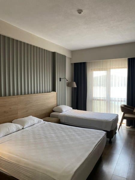 Üç Kişilik Göl Manzaralı Oda 1