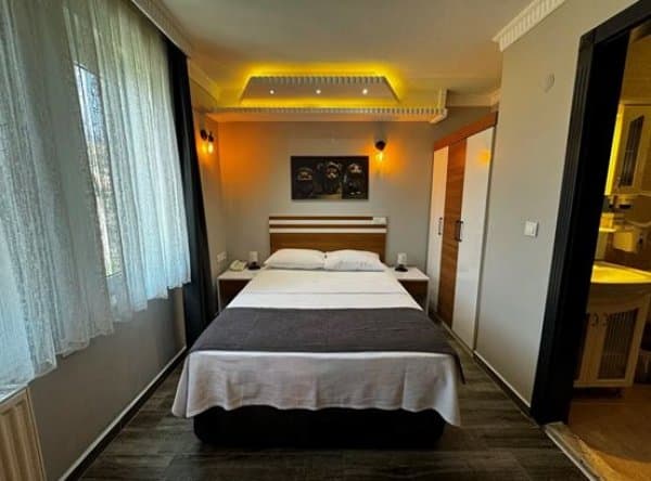 Yandan Deniz Manzaralı Standart Oda Fransız Balkonlu 2