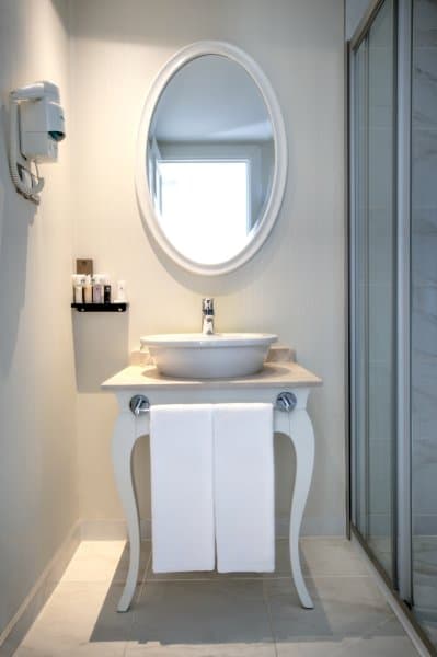 Standart Kara Manzaralı Oda 4