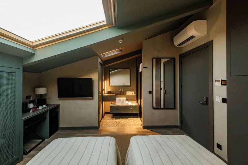 Deluxe Suite  2