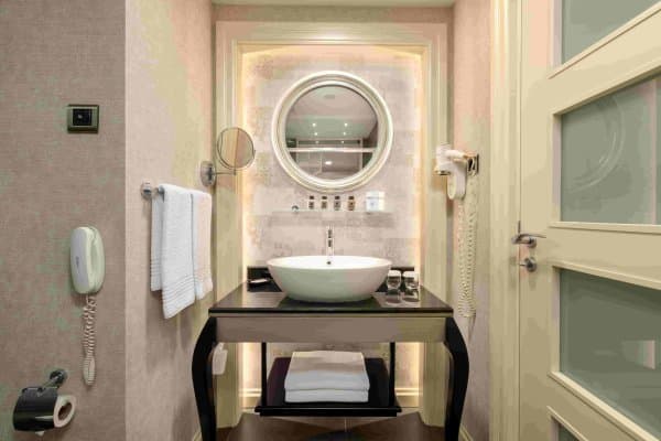 Deluxe King Room 3