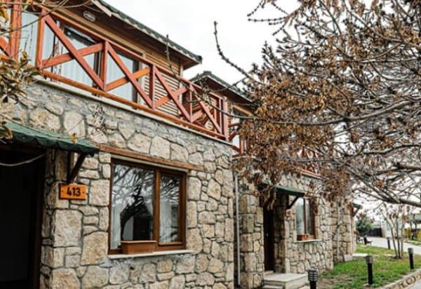 Deluxe Stone Suite French Bed Lake View	 2