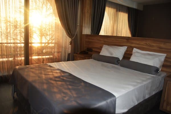 Çift Kişilik Havuz Manzaralı Balkonlu Oda 1