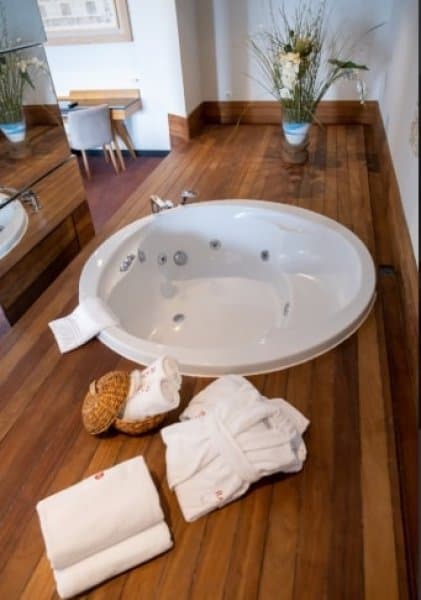 Honeymoon Corner Suit  4