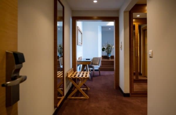 Honeymoon Corner Suit  2