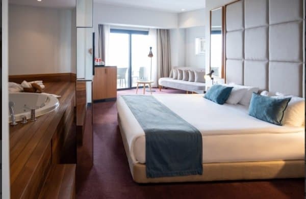 Honeymoon Corner Suit  3