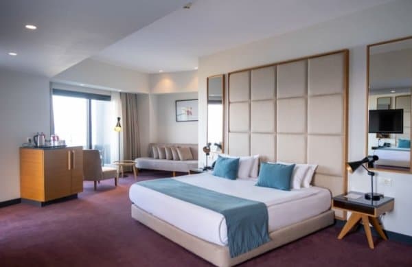 Kara Manzaralı Corner Suit  1