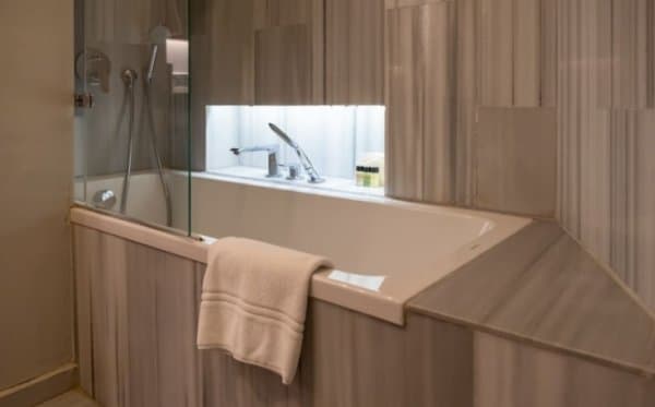 Kara Manzaralı Corner Suit  3