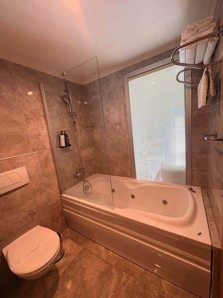 Executive Suite, Boğaz Manzaralı, Jakuzili 4