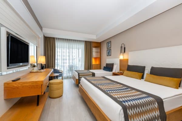 Teras Jakuzili Yandan Deniz Manzaralı Oda 1