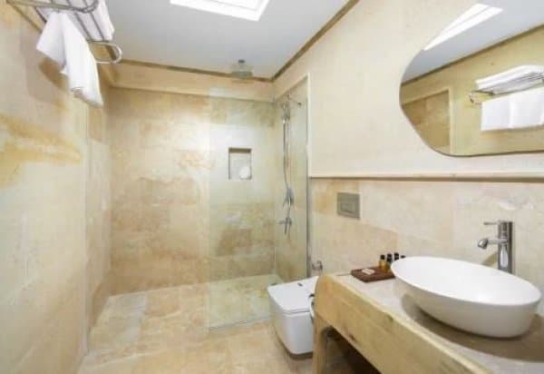 Deluxe King Room 4