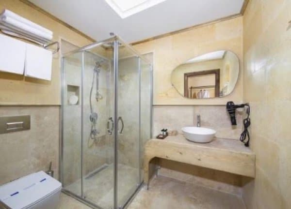 Deluxe King Whit Balcony 4