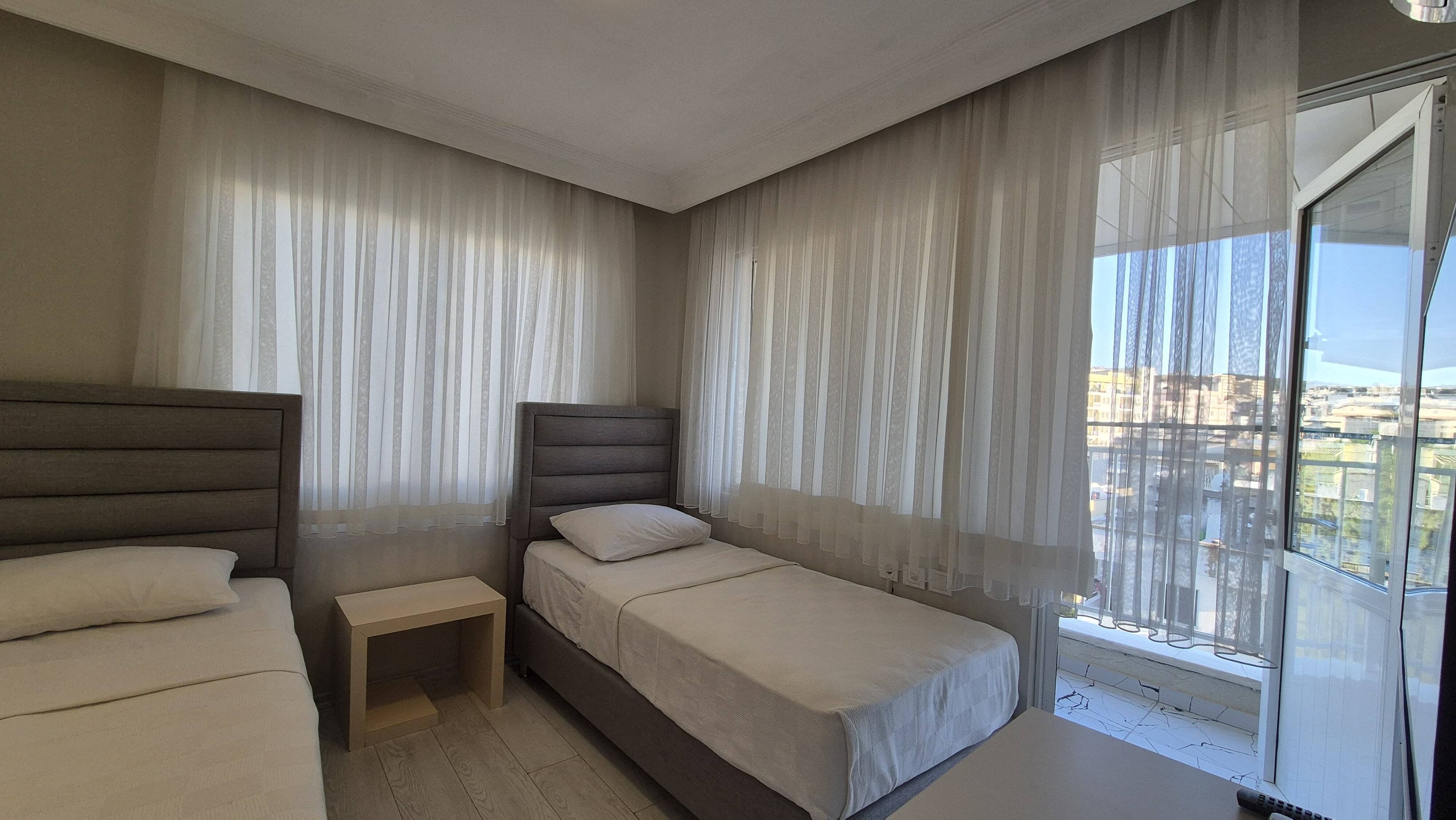 2 Ayrı Yataklı Şehir Manzaralı - Balkonlu Oda 1