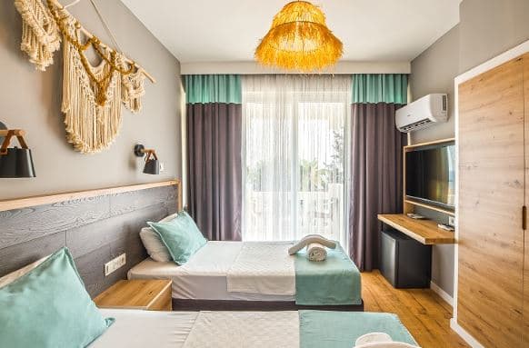 3 Kişilik Superior Deniz Manzaralı Oda 1