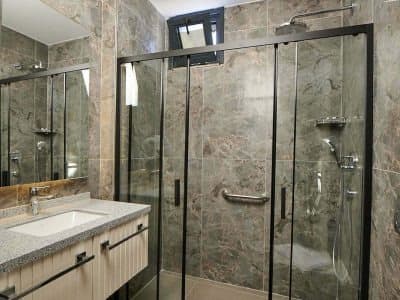 Deluxe Suite 4