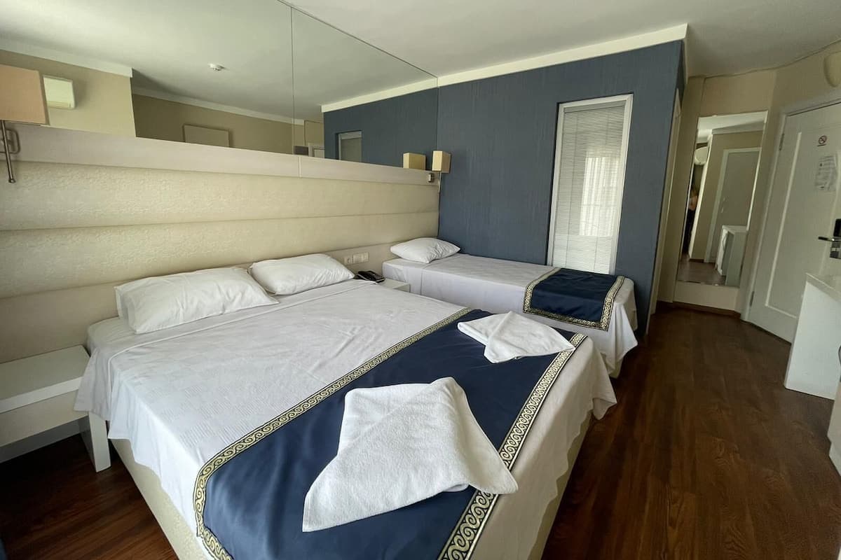 Triple Deniz Veya Havuz Manzaralı 1