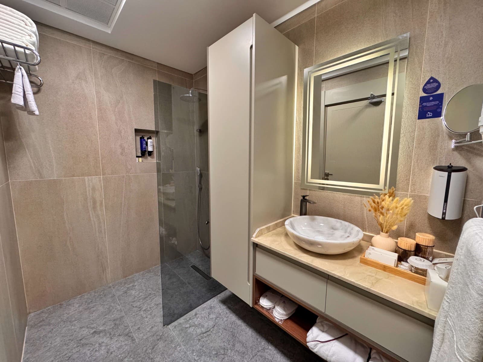 Deluxe Family Room 4