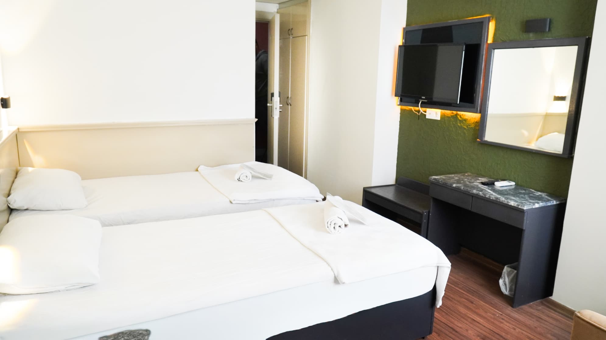 Standard Twin Room	 1