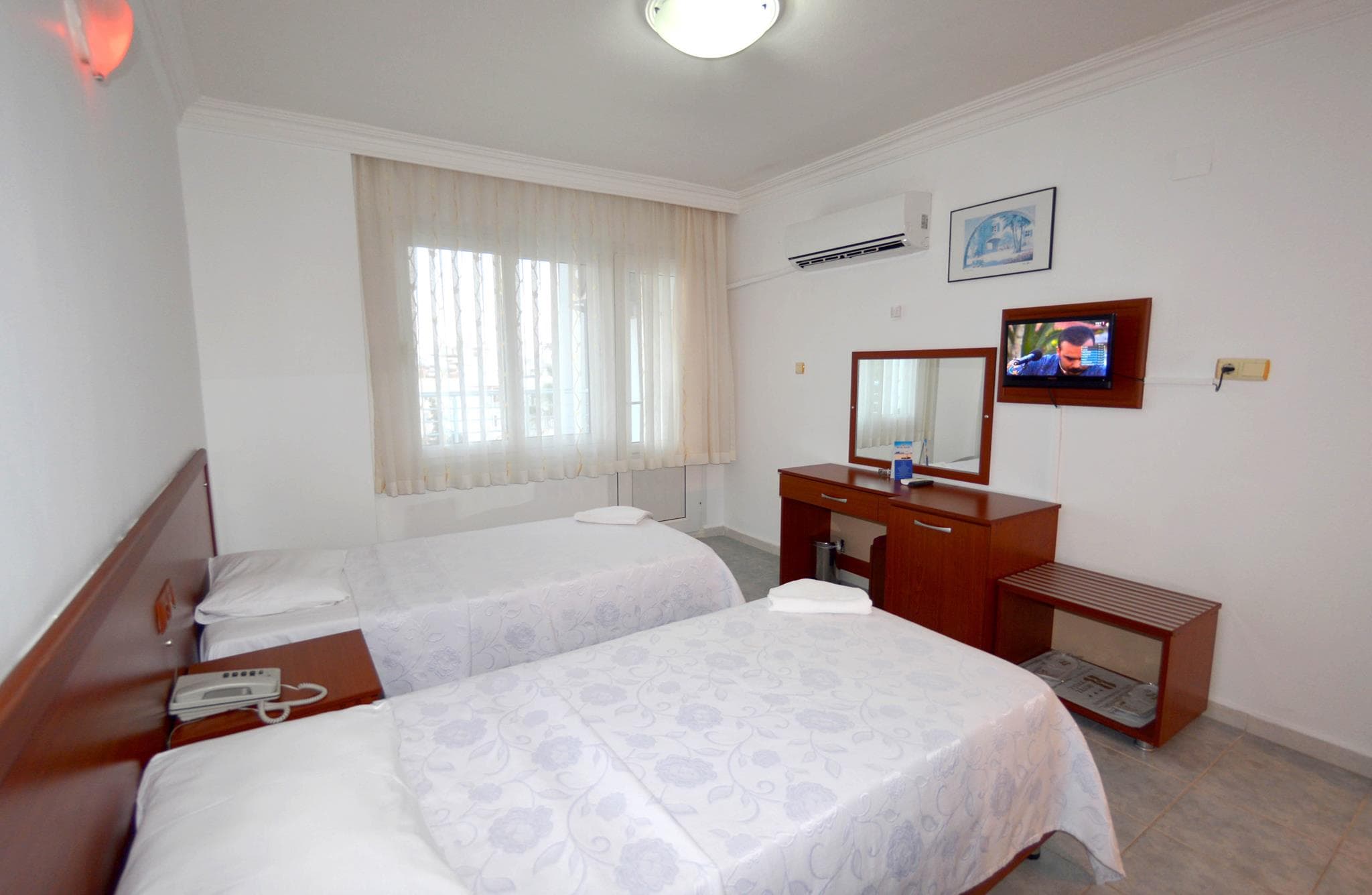 Standart Kara Manzaralı Oda 2