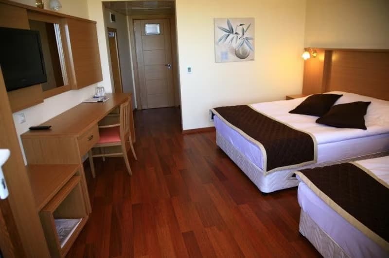 Triple Kısmi Deniz Manzaralı Oda 1