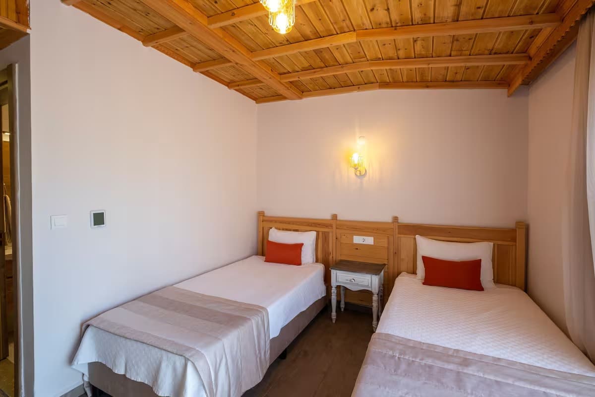 Queen, İki Tek Kişilik Yataklı 1