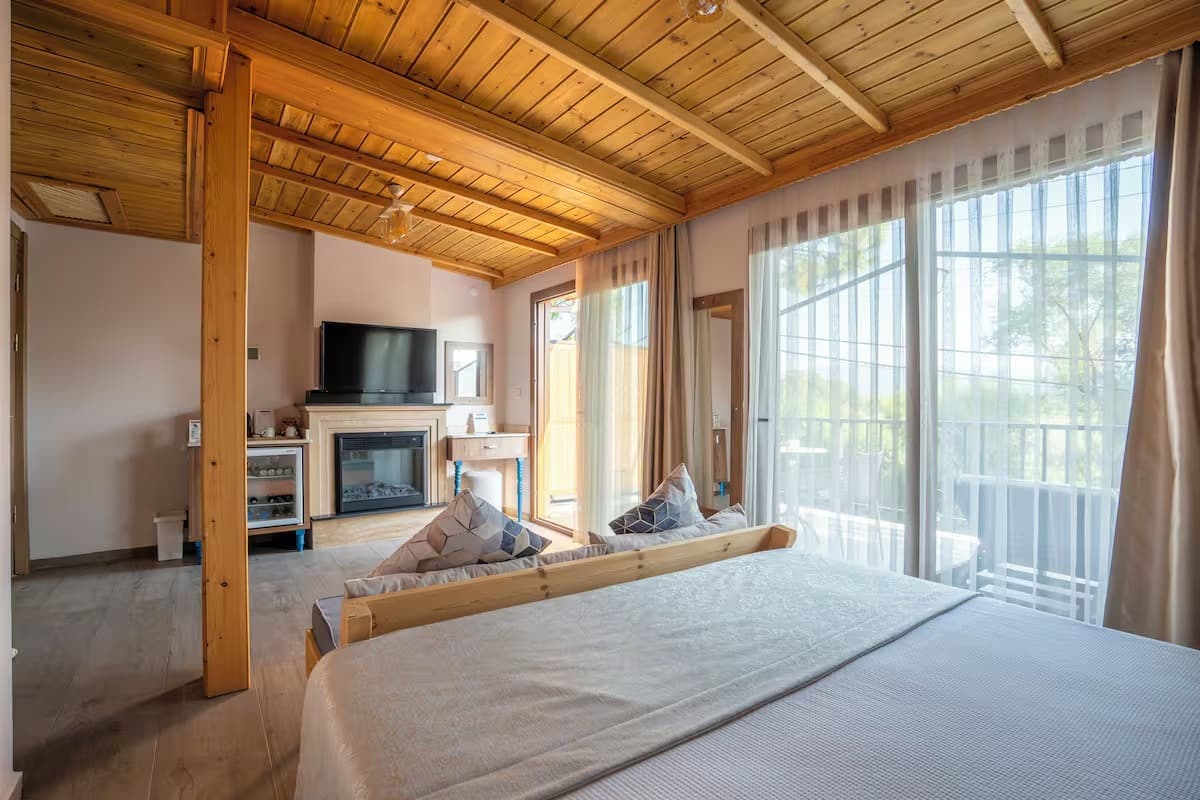 Queen, Nehir Manzaralı, Teraslı 2