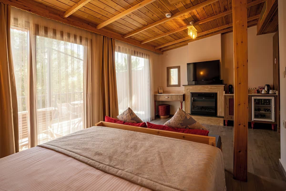 Queen, Nehir Manzaralı, Teraslı 1