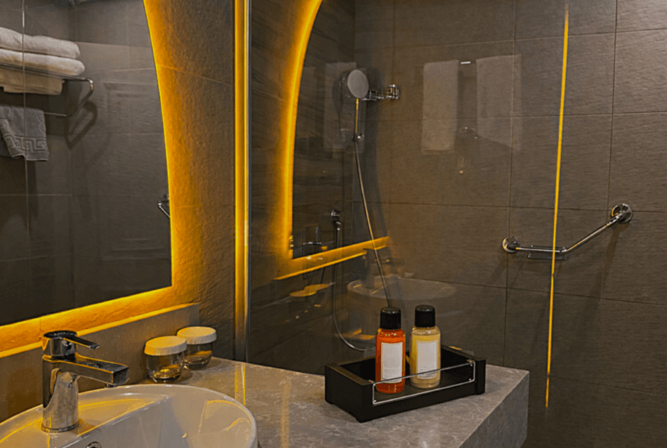 Economic Mitte Room 1