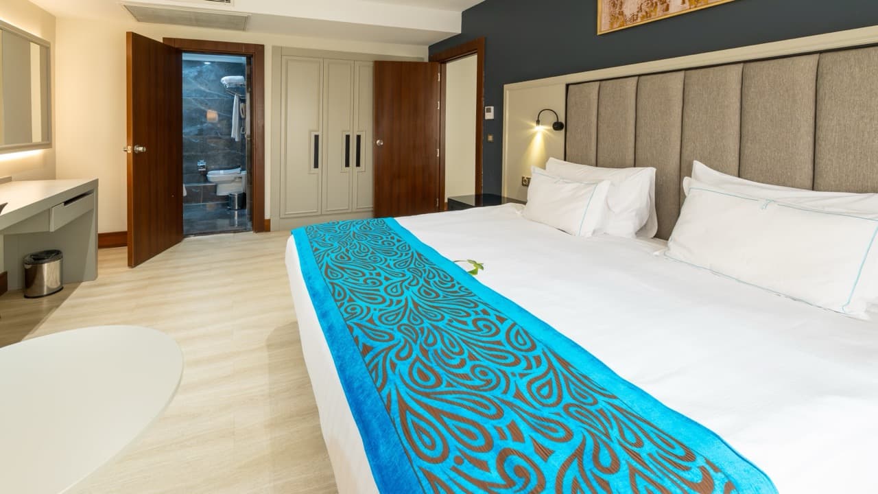 Deluxe French Room 1