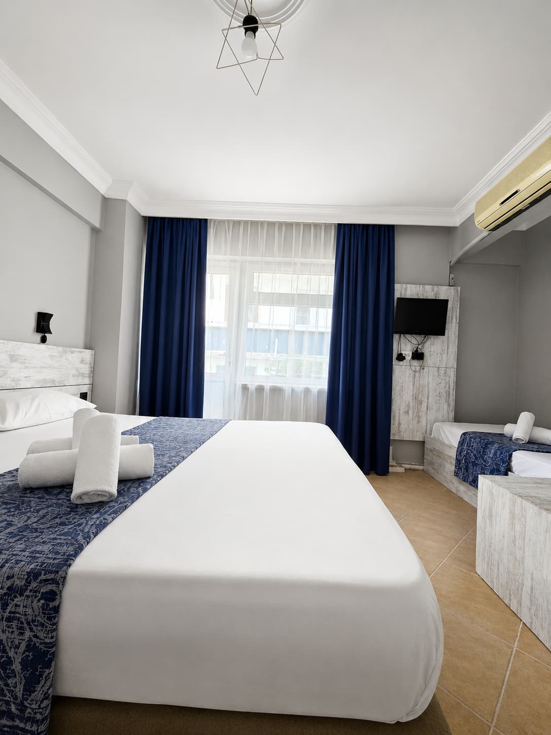 Triple Kısmi Deniz Manzaralı Balkonlu3 Kişilik  Oda 2