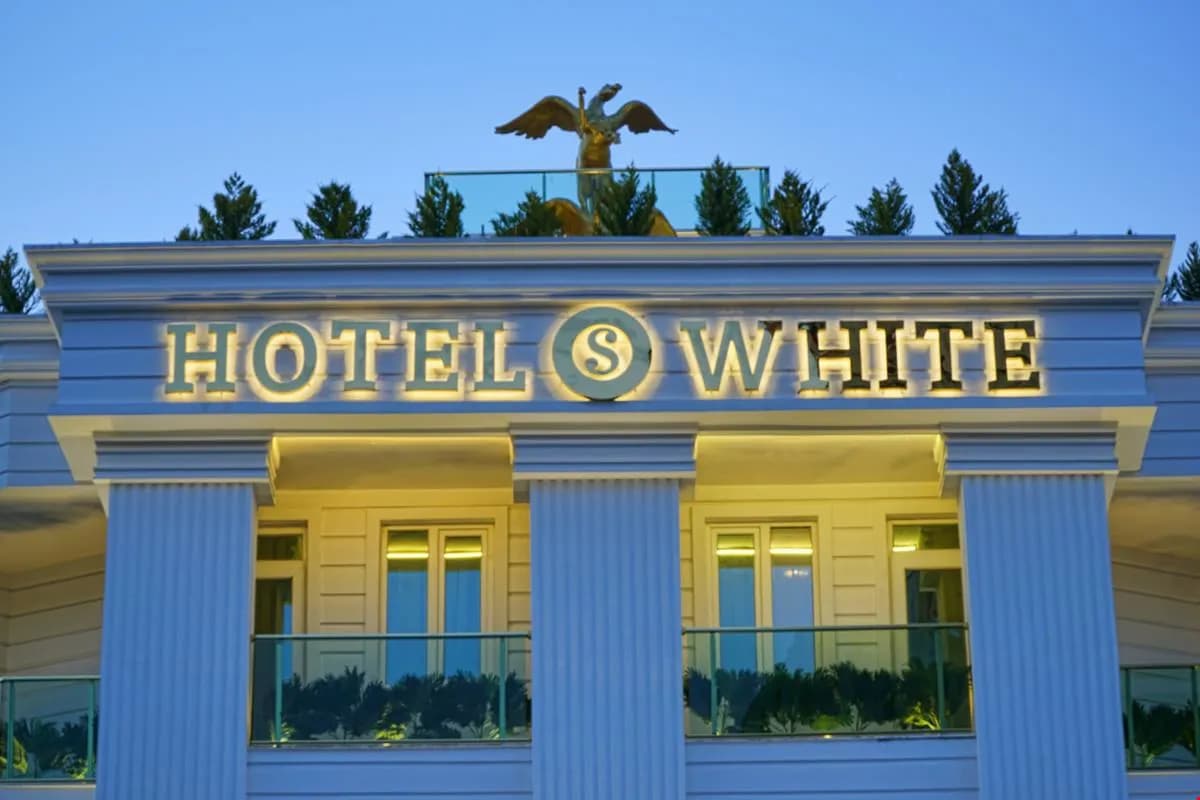 S White Hotel-11