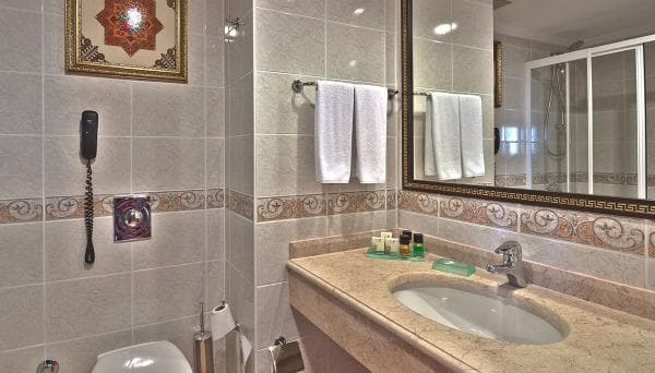 Standart Kara Manzaralı Oda 3