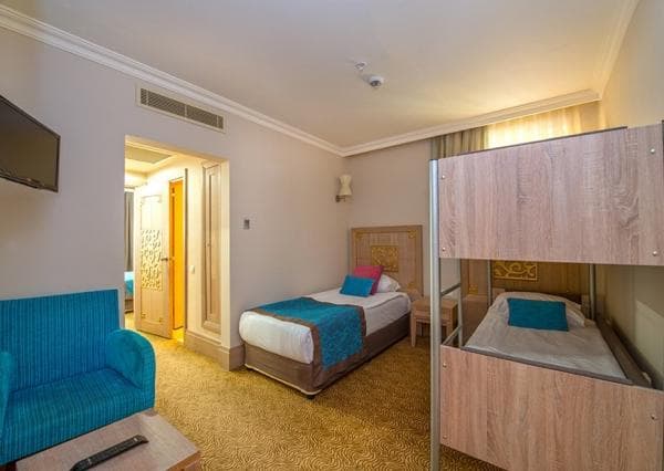 Kara Manzaralı Ranzalı Aile Odası 3