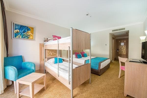 Kara Manzaralı Ranzalı Standart Oda 3