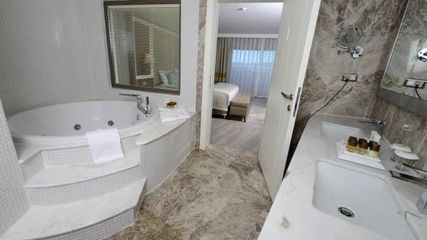 Deluxe Suite Forest 4