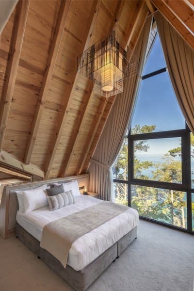 Deluxe Suite With Sea View and Balcony 2