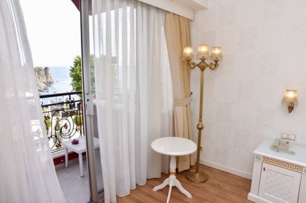 Standart Kara Manzaralı Oda 3