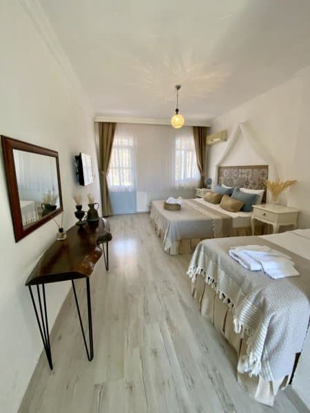 Üç Kişilik Dağ Manzaralı Oda 2