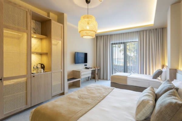 Deluxe Triple Room With Sea View and Balcony 2