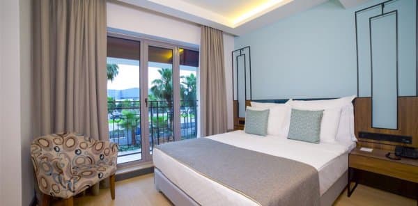 Standart Çift Kişililik Havuz Manzaralı Oda 2