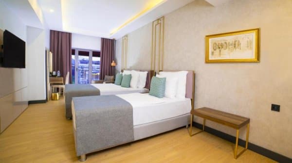 Havuz Manzaralı Aile Odası İki Yatak Odalı  1