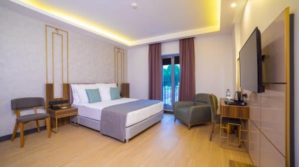 Havuz Manzaralı Aile Odası İki Yatak Odalı  2