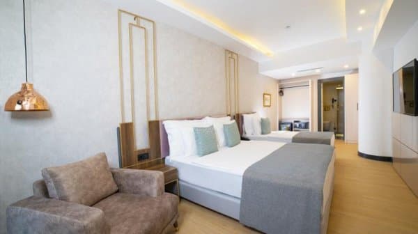 Havuz Manzaralı Aile Odası İki Yatak Odalı  3