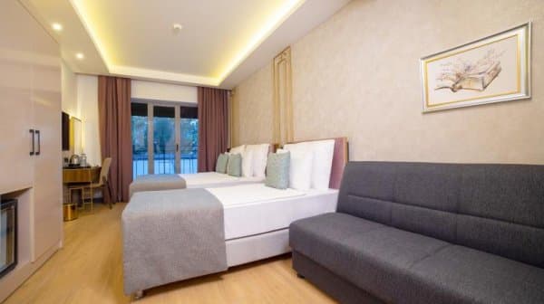 Havuz Manzaralı Aile Odası İki Yatak Odalı  4