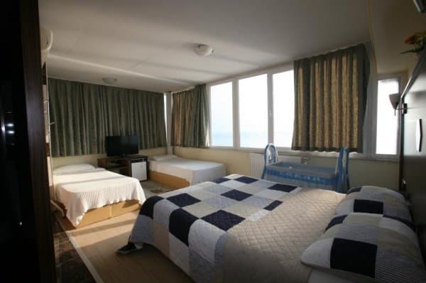 4 Kişilik Deniz Manzaralı Balkonsuz Oda 1