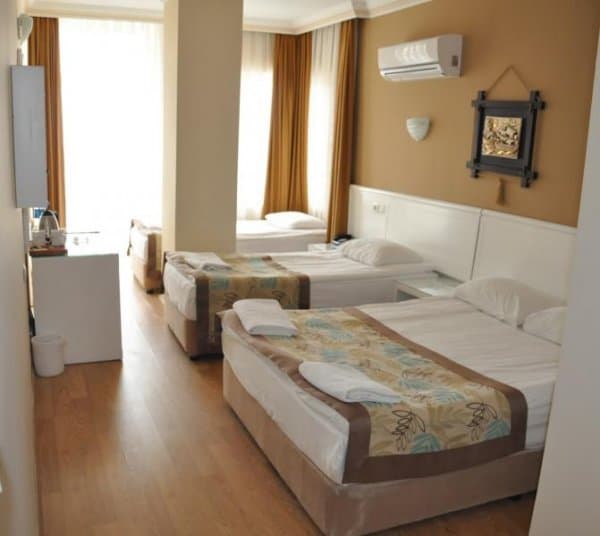 Standart Oda Havuz Manzaralı Üç Kişilik 2