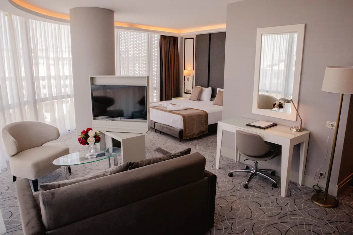 Deluxe Corner Room 2